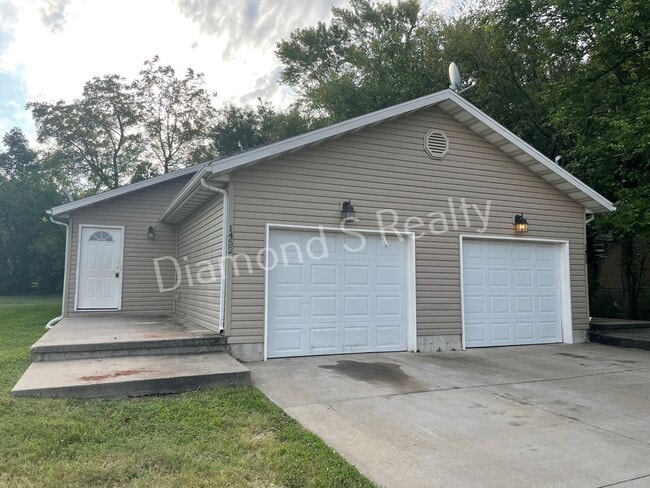 Building Photo - 3 Bedroom Duplex Available!