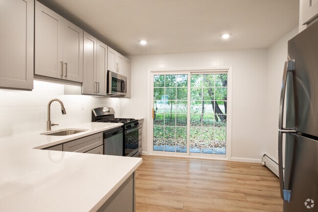 1 BR, 1 BA - 813 SQFT