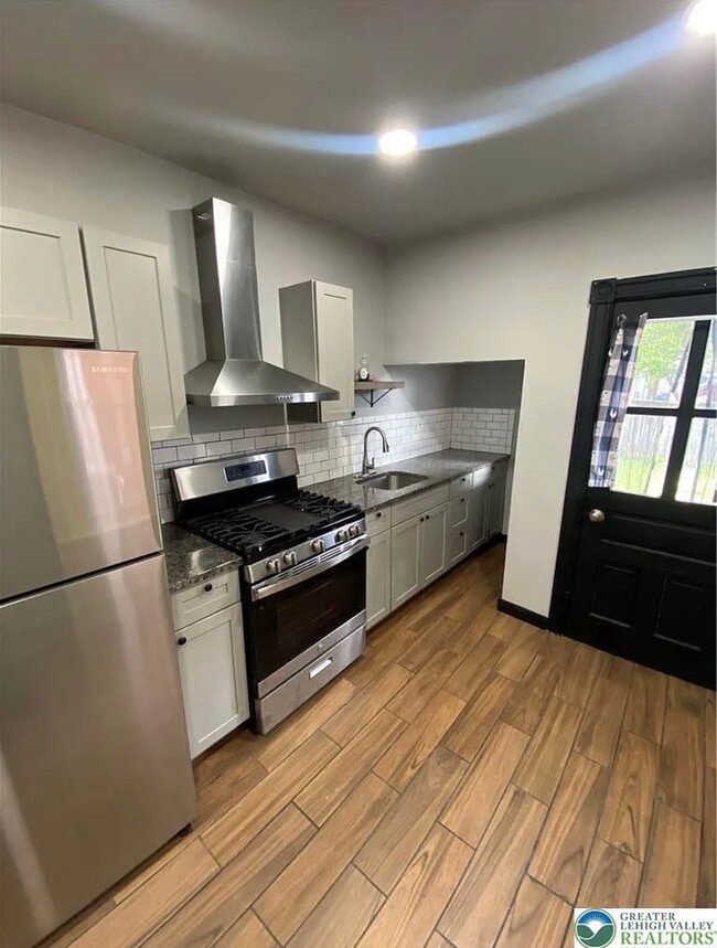 Photo - 948 W Maple St