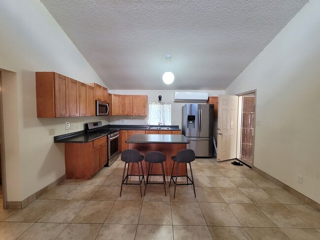 3 Bedroom 1.5 Bathroom Main House in Waikapu - 3 Bedroom 1.5 Bathroom Main House in Waikapu