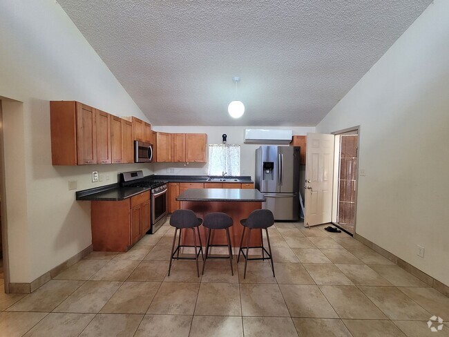 Building Photo - 3 Bedroom 1.5 Bathroom Main House in Waikapu