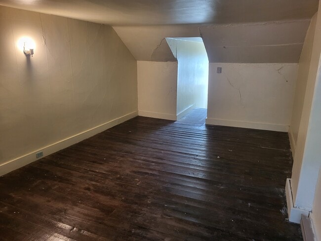 Building Photo - 1218 E Centre St Rental