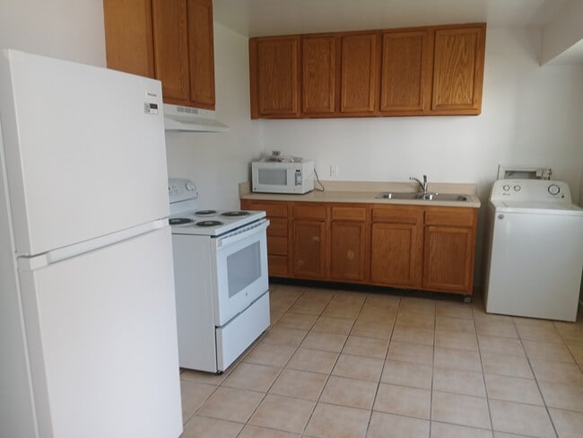 Photo - 861 W 48th St