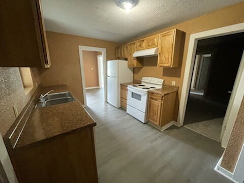 3 bedroom 1 bath apartment in duplex.