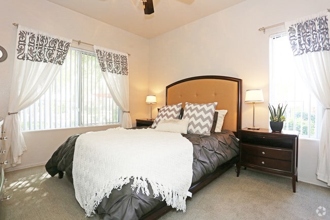 2BR, 2BA - 1078 SF