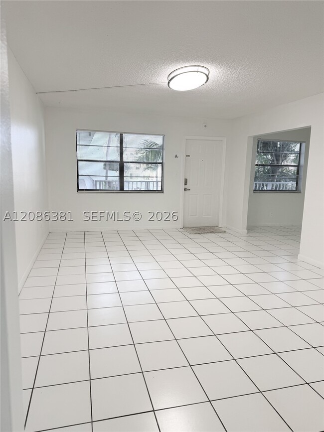 Building Photo - 500 NE 2nd St Unit 223