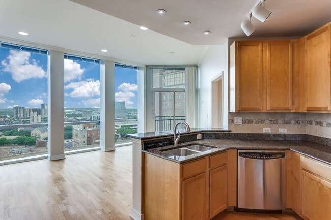 Building Photo - 1-Bedroom luxury Condo at The Tower in Downtown Fort Worth! Unit 1206