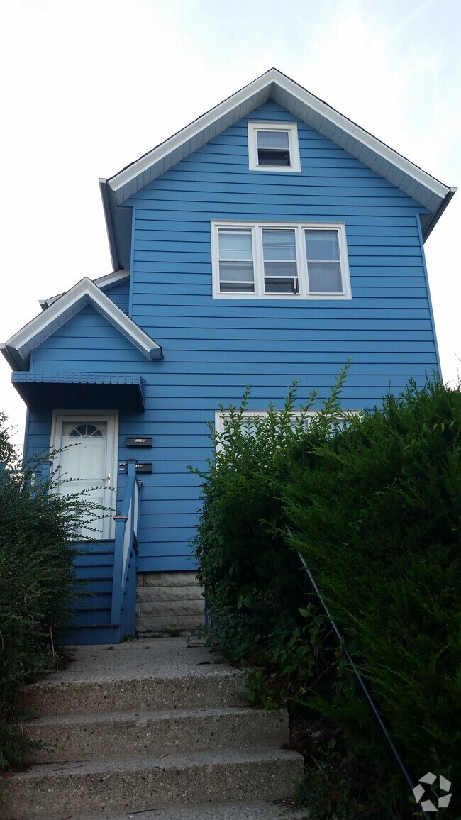 Building Photo - 1668 N Van Buren St Unit Lower Rental