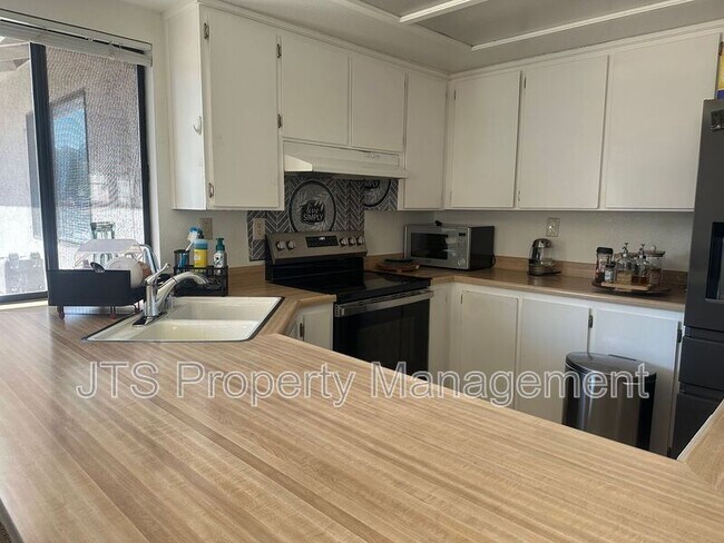 Photo - 652 Hanisch Dr