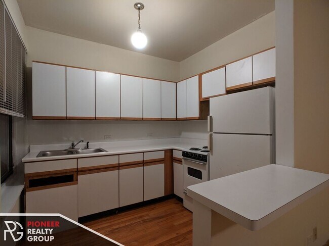 Building Photo - 635 W Barry Ave Unit 206
