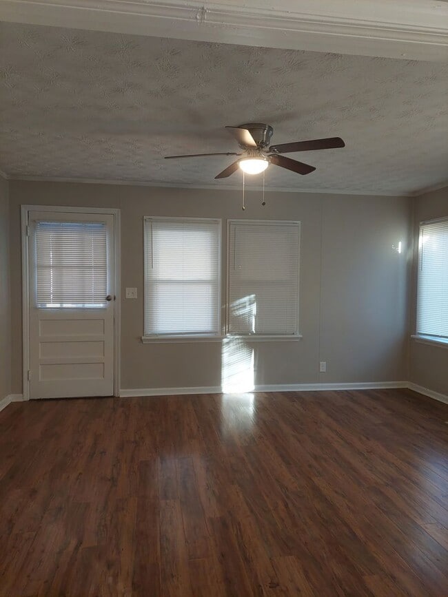 Photo - Spacious 3-bedroom Home in Jordan/Johnson Area