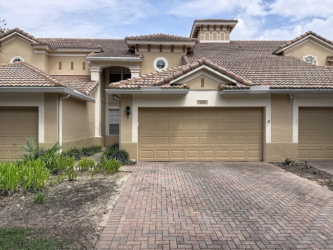 Building Photo - Beautiful 3 Beds and 2.5 Baths townhome with 2 car garage in Stonebridge Commons! Unit 103