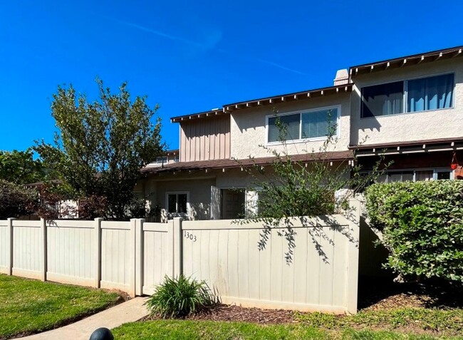 Newbury Park townhome w/3+2, en-suite, gar... - Newbury Park townhome w/3+2, en-suite, gar...