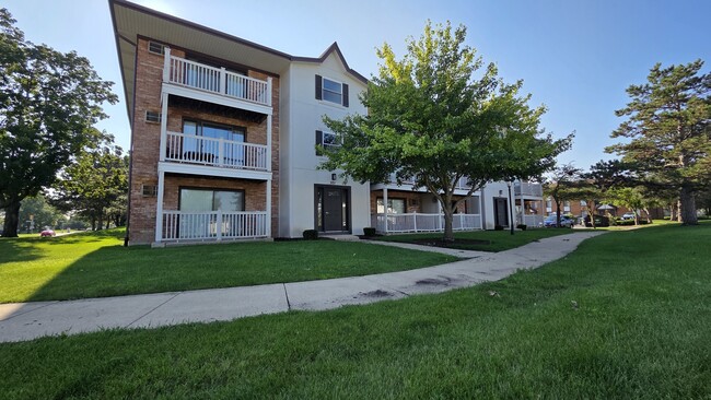 Building Photo - 301 S Gregory St Unit 9