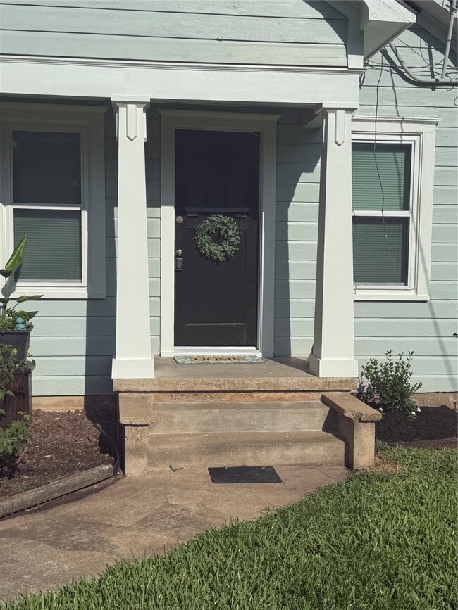 Photo - 417 Abell St S