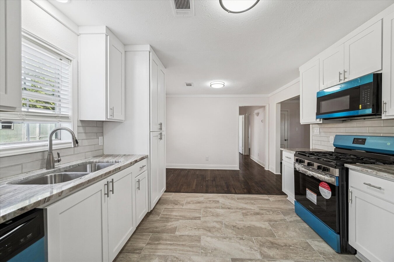 Photo - 129 E 6th St