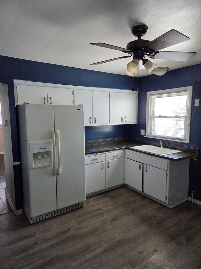 Building Photo - Large 4-Bedroom Single Family Home, Quiet Neighborhood. Available January 1st!