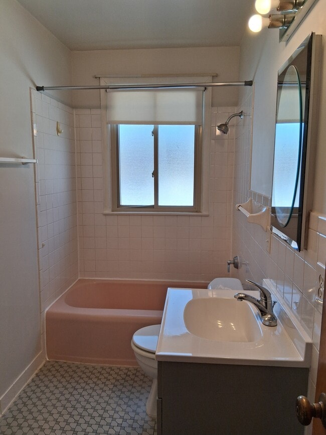 Bath - 5387 N Edgewater Ln