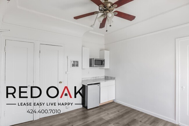 Photo - MOVE-IN SPECIAL! Bright Bachelor With Kitc... Unidad 304