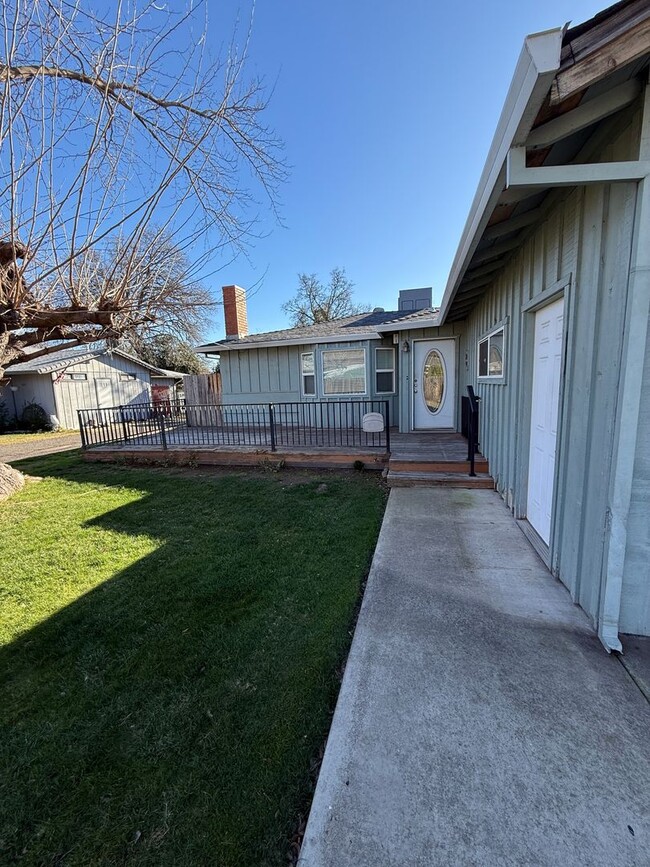 Photo - Peaceful Setting with Central Location!