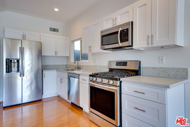 Photo - 1411 Cloverfield Blvd Unit B