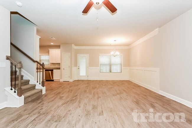 Photo - 817 Crescent Way