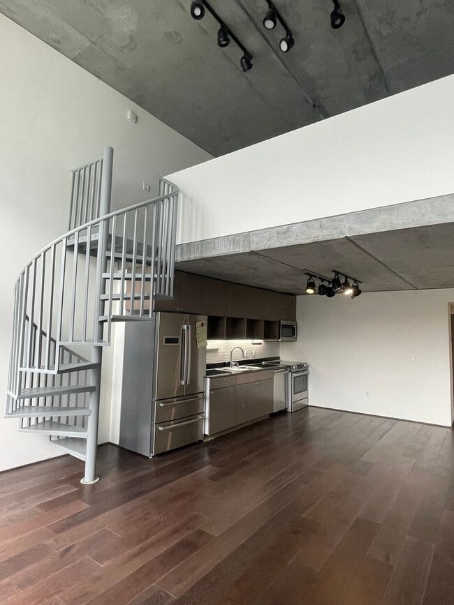 Sun-filled beautiful 1BD loft. Spacious de... - Sun-filled beautiful 1BD loft. Spacious de...