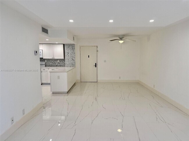 Photo - 5415 Collins Ave Unit 304
