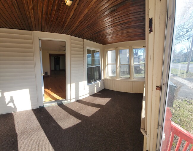 Building Photo - 402 Hartwell Ave Unit Floor one