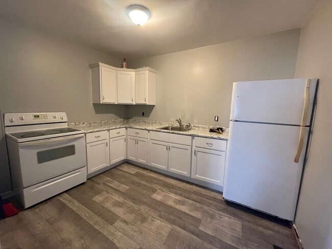Building Photo - 621 Summit Ave Unit b