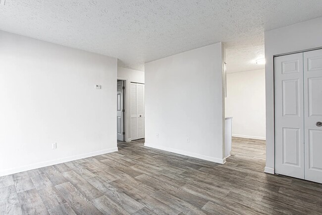 Brookfield Park Townhomes & Apartments