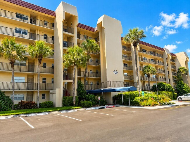 3661 Via Poinciana Unidad 513