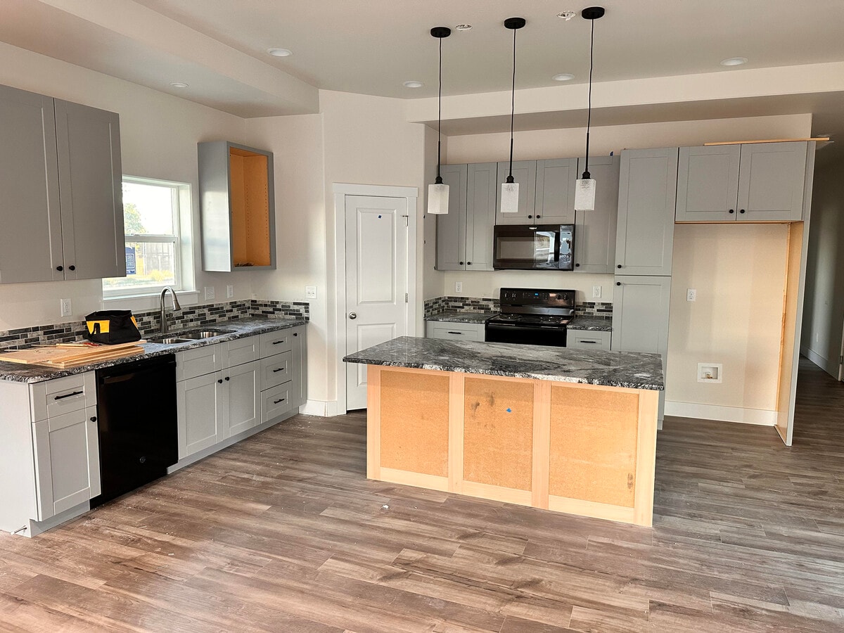 Photo - 1015 Cheney Dr W