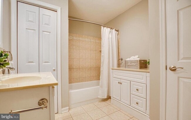 Photo - 302 Grosvenor Ln Unit 234