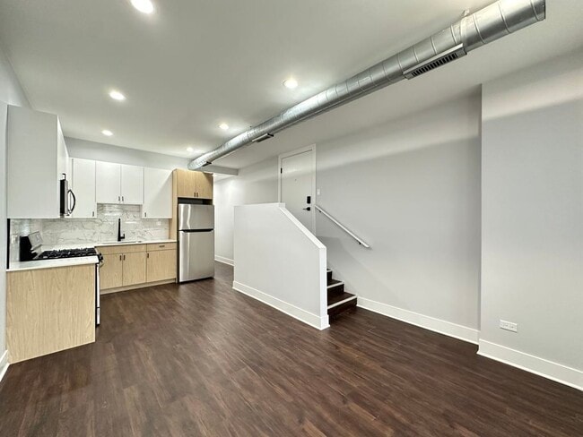 Building Photo - 2149 W Wilson Ave Unit J03P