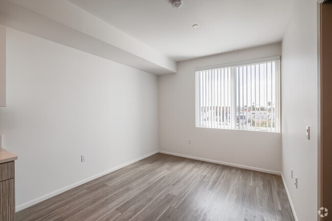 1BR, 1BA - 480SF - Living/ Dining Room