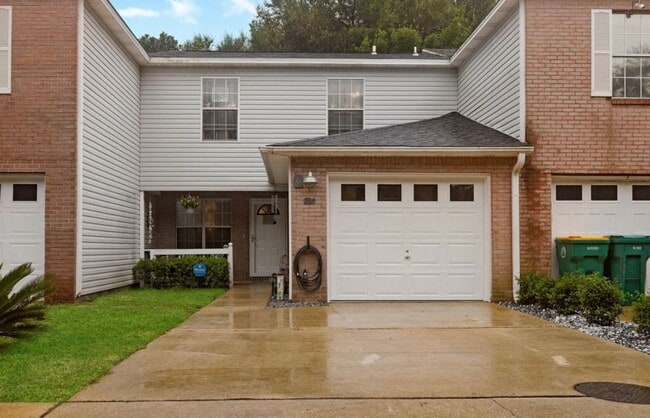 Building Photo - Beautiful 3 Bedroom Townhouse Near Both Bases