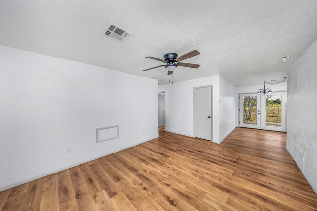 Photo - 305 NE Angus St