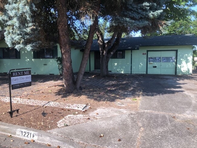 Spacious 3 Bedroom Home with Retro Charm! - Spacious 3 Bedroom Home with Retro Charm!