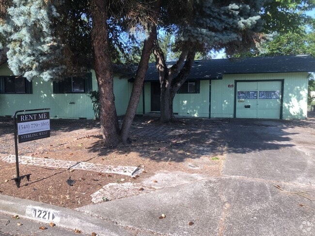 Building Photo - Spacious 3 Bedroom Home with Retro Charm!