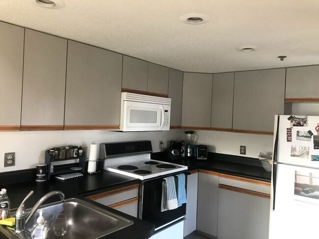 Building Photo - 1 Bedroom/ 1 Bath Apartment