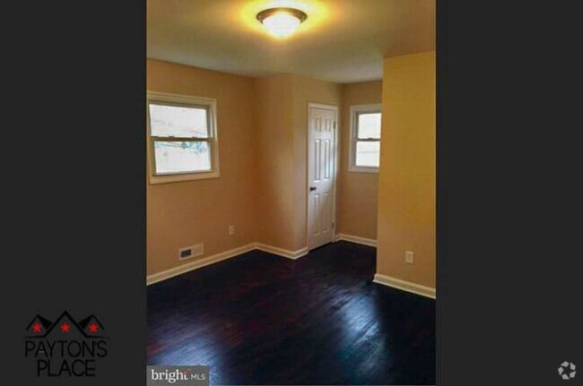 Building Photo - Spacious Single Family home with Huge Back...