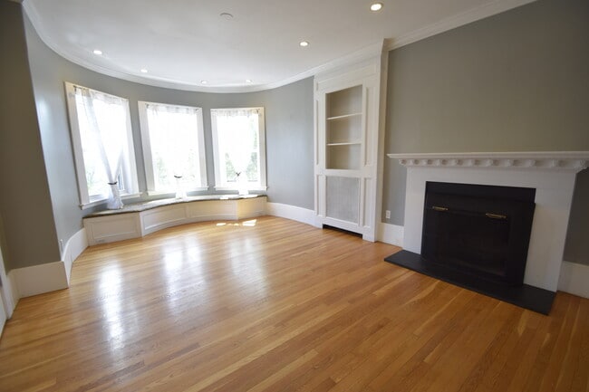 Building Photo - 1402 Beacon St Unit 3