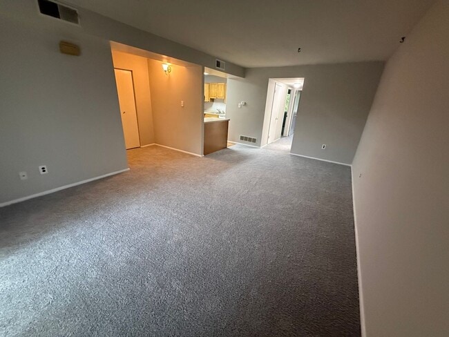 Photo - 326 Saybrook Ln