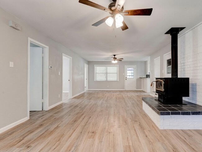 Photo - AVAILABLE END OF MAY! APPLY ON OUR WEBSITE!!