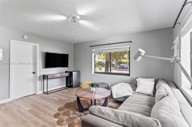 Photo - 715 NE 6th St Unidad 1