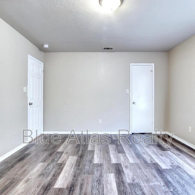 Photo - 402 Kings Way Dr