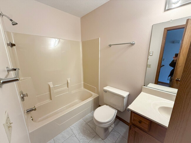 Photo - 622 Saxonwood Rd