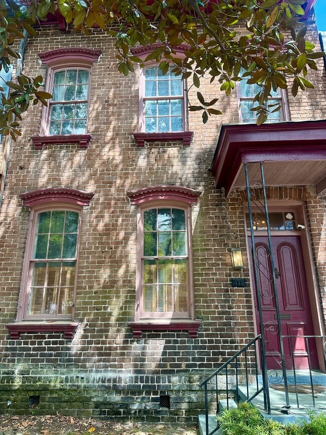 Building Photo - 3 BED | 2.5 BATH | OFF STREET PARKING | PRIVATE BACKYARD | HISTORIC DISTRICT