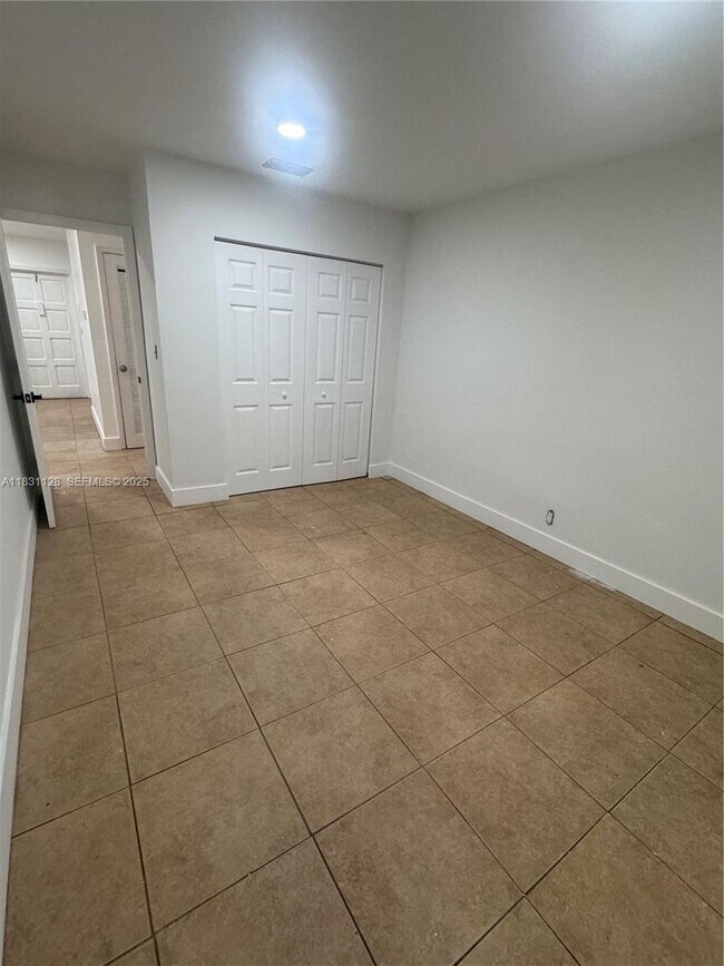 Building Photo - 221 NE 40th St Unit 2